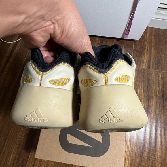 Yeezy 700 v3 Safflower mens size 6.5 women’s 8.5 - Picture 3 of 6